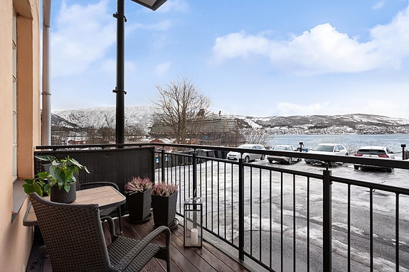Balkong med utsikt over Ofotfjorden og Narvik havn
