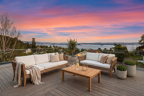 Velkommen til Ringveien 3! En moderne enebolig på Nesodden med fantastisk takterrasse på 51 kvm som fordeler seg over to plan. (Flere av bildene av stue/kjøkken er digitalt møblert). Foto: Noah Spange.
