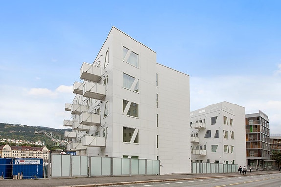 Moderne fasade med inngang fra Michael Krohns gate