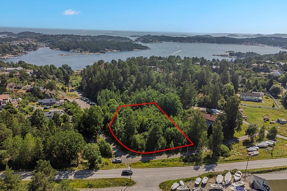 Tomten er merket med røde grensestreker. Nærhet til sjøen og friområde med badestrand. Det følger med rett til båtfeste/bryggeplass
