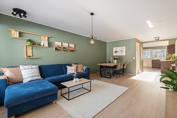 Her får du naturlige soner for både sofa, spisebord og TV-krok i et åpent og helhetlig rom.