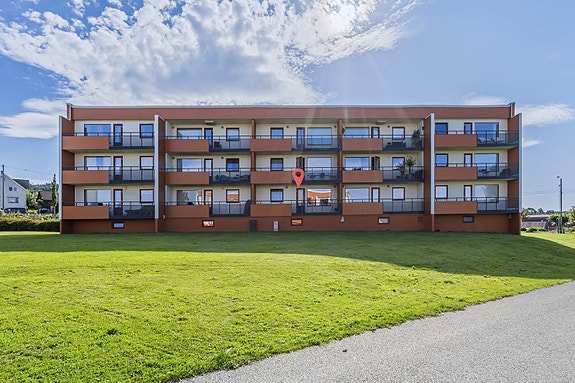 Velkommen til Saltveitvegen 10 A - En vestvendt, praktisk og lettstelt 2-roms leilighet beliggende i grønne, omgivelser like øst for Haugesund sentrum.