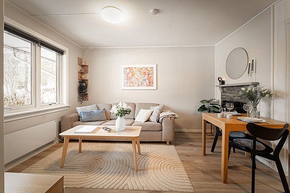 Sisilie Berg v/Nordvik Frogner har gleden av å presentere Rådyrveien 1. En innbydende 1-roms leilighet med solrik markterrasse og en ettertraktet beliggenhet som kombinerer det beste fra natur og by.
Foto: Zovenfra