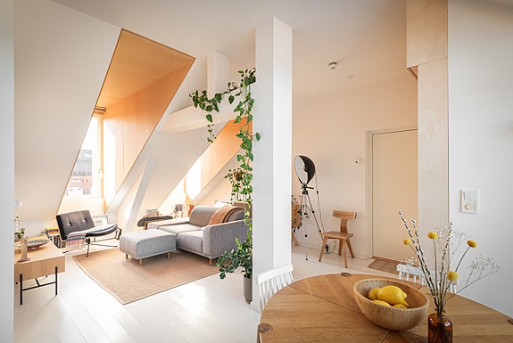 Cecilie Elliott Jørstad v/Privatmegleren ønsker velkommen til svært lekker loftsleilighet i hjerte av Vålerenga.