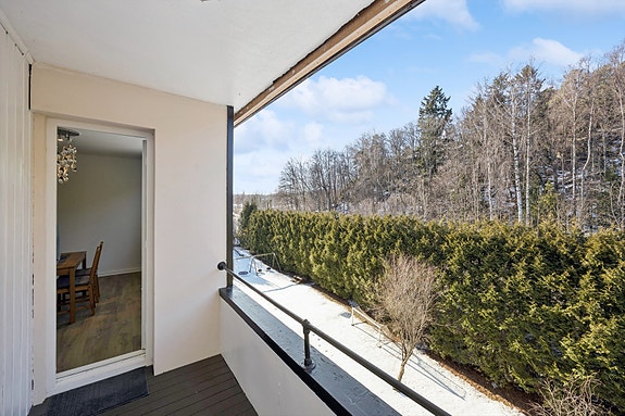 Fra stuen er det adkomst til vestvendt balkong på ca. 4 m² med gode lys- og solforhold