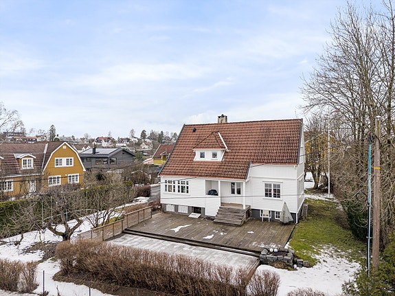 En stor og solrik eiendom i et rolig og veletablert nabolag.
