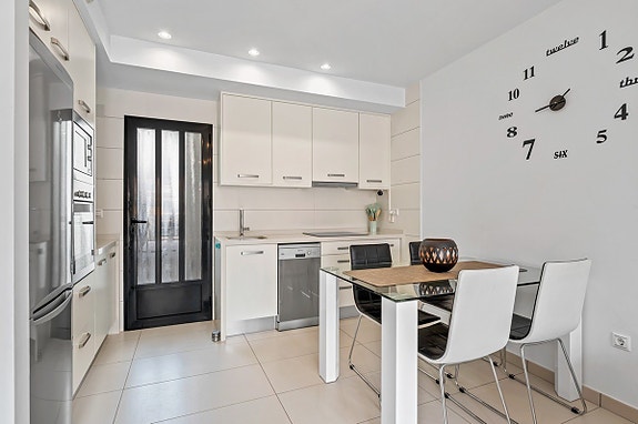 Møblert bungalow med takterrasse og hage | Bil inkludert | Felles basseng