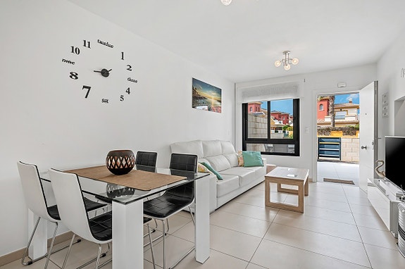 Møblert bungalow med takterrasse og hage | Bil inkludert | Felles basseng