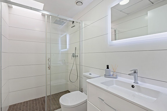 Møblert bungalow med takterrasse og hage | Bil inkludert | Felles basseng