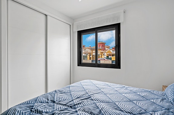 Møblert bungalow med takterrasse og hage | Bil inkludert | Felles basseng