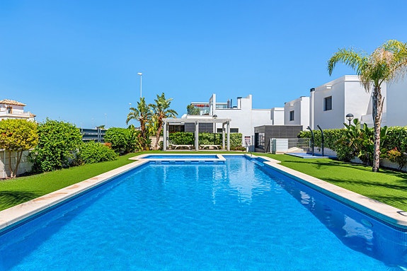 Møblert bungalow med takterrasse og hage | Bil inkludert | Felles basseng