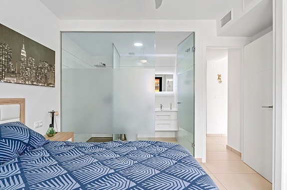 Møblert bungalow med takterrasse og hage | Bil inkludert | Felles basseng