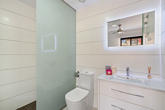 Møblert bungalow med takterrasse og hage | Bil inkludert | Felles basseng