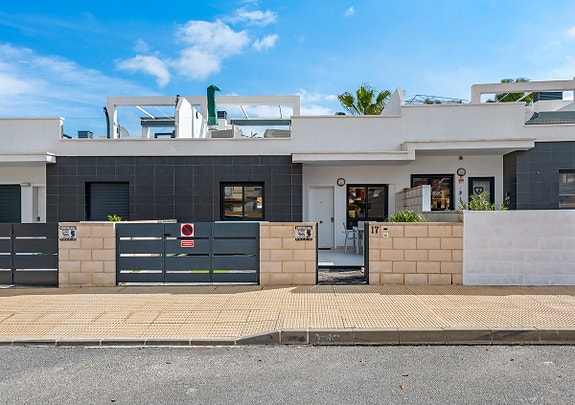 Møblert bungalow med takterrasse og hage | Bil inkludert | Felles basseng