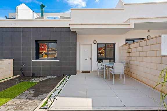 Møblert bungalow med takterrasse og hage | Bil inkludert | Felles basseng