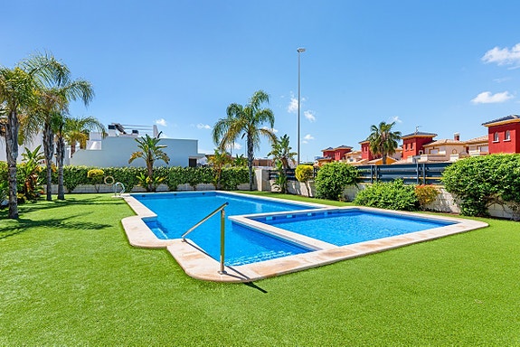 Møblert bungalow med takterrasse og hage | Bil inkludert | Felles basseng