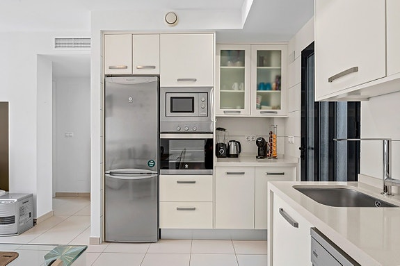 Møblert bungalow med takterrasse og hage | Bil inkludert | Felles basseng