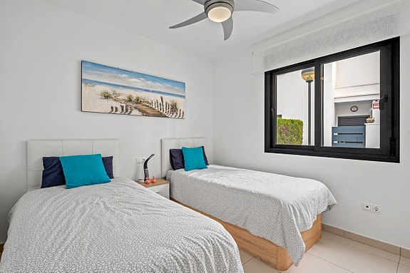 Møblert bungalow med takterrasse og hage | Bil inkludert | Felles basseng