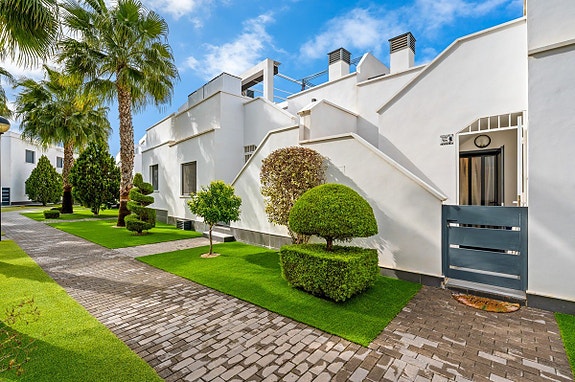 Møblert bungalow med takterrasse og hage | Bil inkludert | Felles basseng