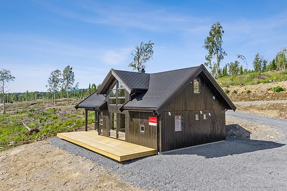 Her kan du bli den nye eieren av en lekker hytte med meget flott beliggenhet like ved Kvesjøens bredder