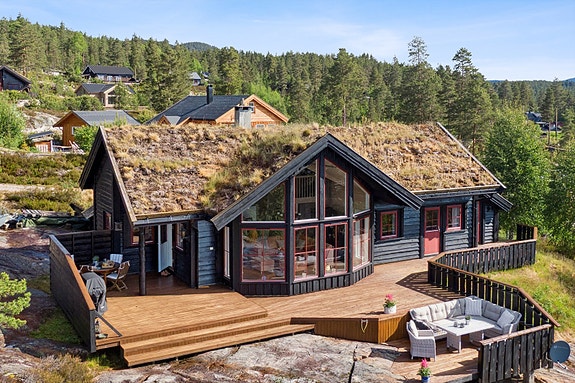 En velholdt og innholdsrik hytte venter på nye eiere. Eidsto er et mindre hyttefelt rett under Roholtfjellet. Her er det store tomter og skrånende terreng slik at du kan nyte livet uten innsyn fra naboer.