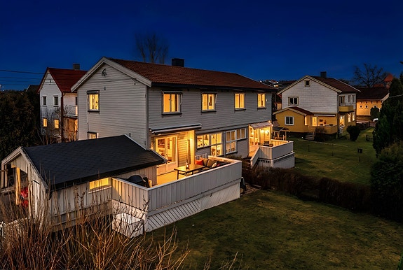 Spisestuen har fin plass til langbord for hyggelige middager med familie og venner.