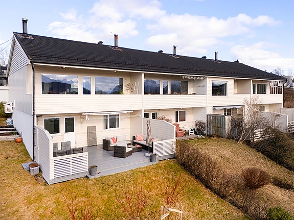 Eiendomsmegler1 v/Ole-Marius Heggstad presenterer Vestre Furmyrveg 4 D - Et pent enderekkehus med panoramautsikt og flott beliggenhet i et svært attraktivt område | Foto: JC Eiendomsfoto
