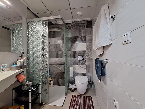 Romslig rekkehus med 3 soverom, terrasser og felles basseng