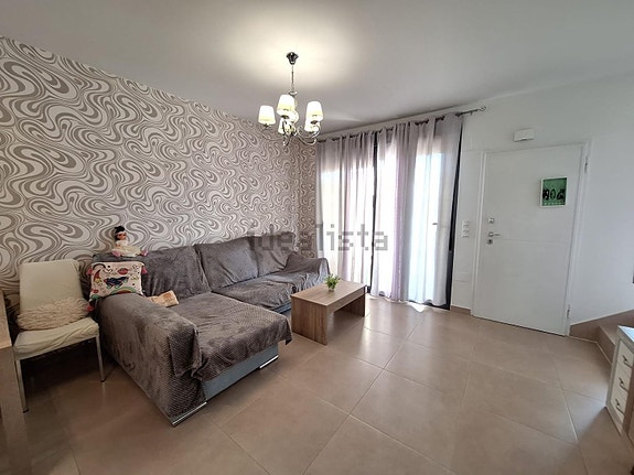 Romslig rekkehus med 3 soverom, terrasser og felles basseng