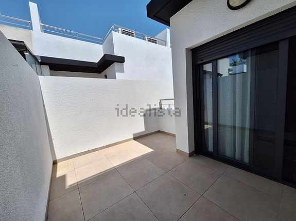 Romslig rekkehus med 3 soverom, terrasser og felles basseng