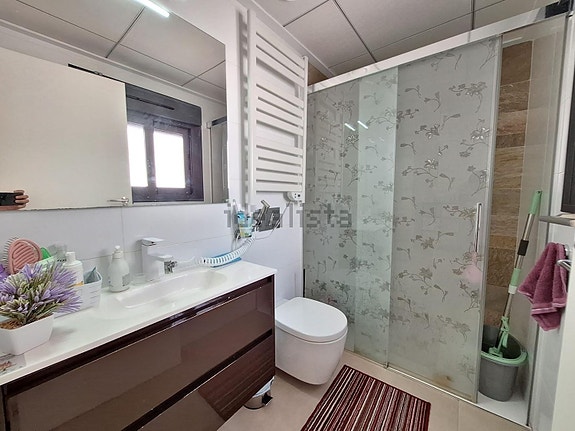 Romslig rekkehus med 3 soverom, terrasser og felles basseng