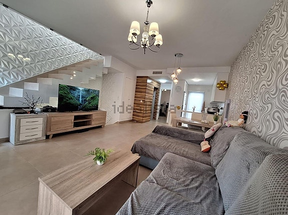 Romslig rekkehus med 3 soverom, terrasser og felles basseng