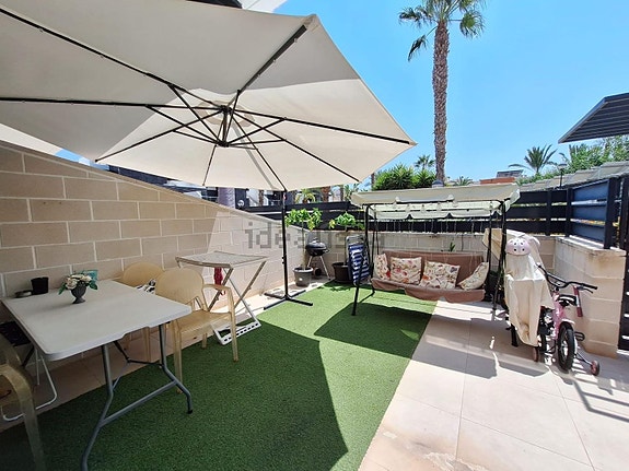 Romslig rekkehus med 3 soverom, terrasser og felles basseng