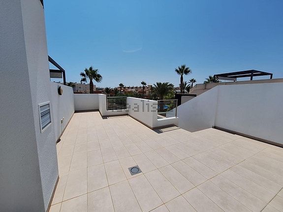 Romslig rekkehus med 3 soverom, terrasser og felles basseng