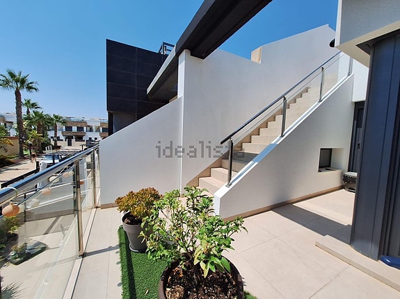 Romslig rekkehus med 3 soverom, terrasser og felles basseng