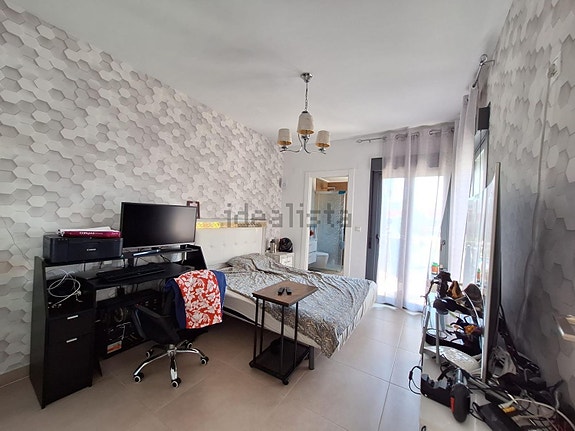 Romslig rekkehus med 3 soverom, terrasser og felles basseng