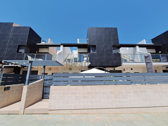 Romslig rekkehus med 3 soverom, terrasser og felles basseng