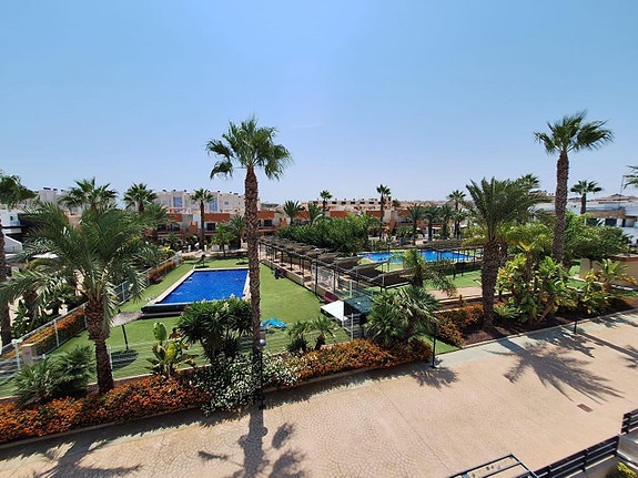 Romslig rekkehus med 3 soverom, terrasser og felles basseng