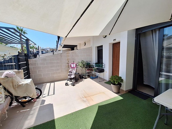 Romslig rekkehus med 3 soverom, terrasser og felles basseng