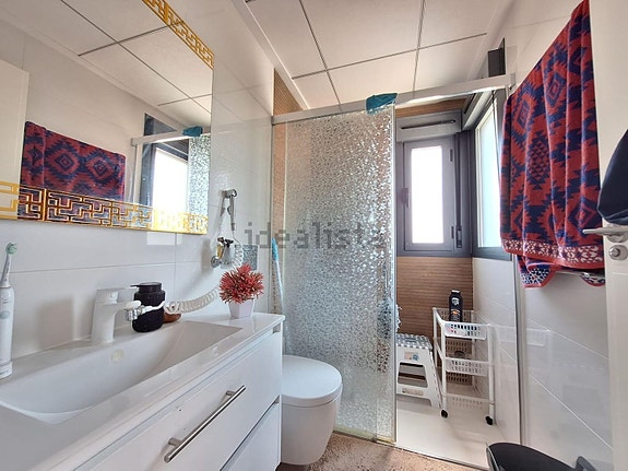 Romslig rekkehus med 3 soverom, terrasser og felles basseng