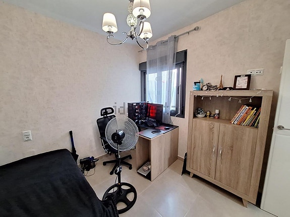 Romslig rekkehus med 3 soverom, terrasser og felles basseng