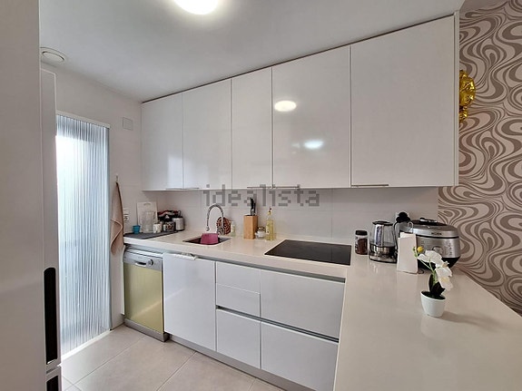 Romslig rekkehus med 3 soverom, terrasser og felles basseng