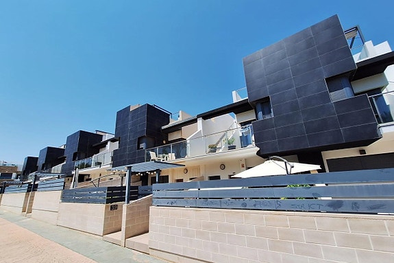 Romslig rekkehus med 3 soverom, terrasser og felles basseng