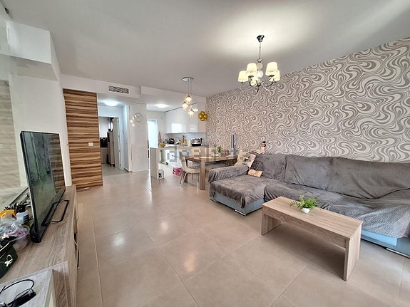 Romslig rekkehus med 3 soverom, terrasser og felles basseng