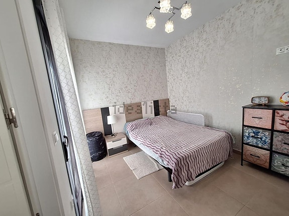 Romslig rekkehus med 3 soverom, terrasser og felles basseng