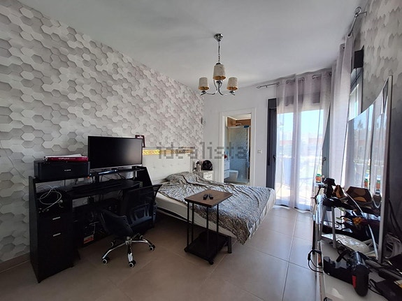 Romslig rekkehus med 3 soverom, terrasser og felles basseng