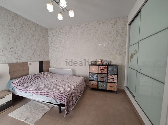 Romslig rekkehus med 3 soverom, terrasser og felles basseng