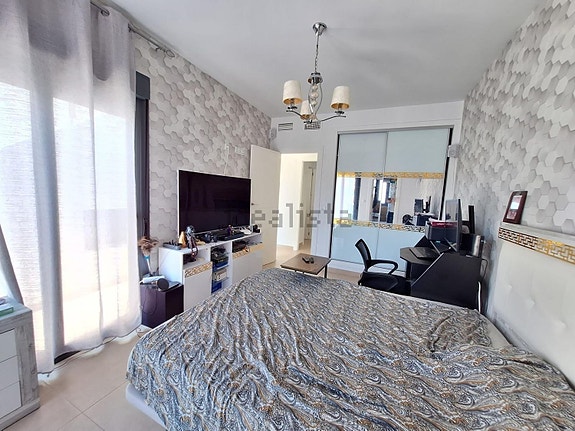 Romslig rekkehus med 3 soverom, terrasser og felles basseng