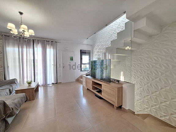 Romslig rekkehus med 3 soverom, terrasser og felles basseng