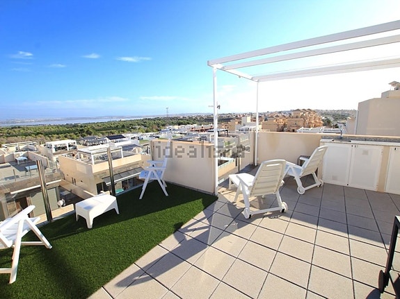 Nyere villa med 3 soverom, takterrasse og privat basseng nær fasiliteter